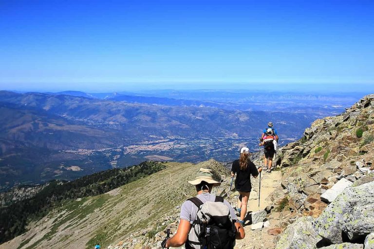 Des randonneurs au Massif du Canigou dans les Pyrénées orientales (France)