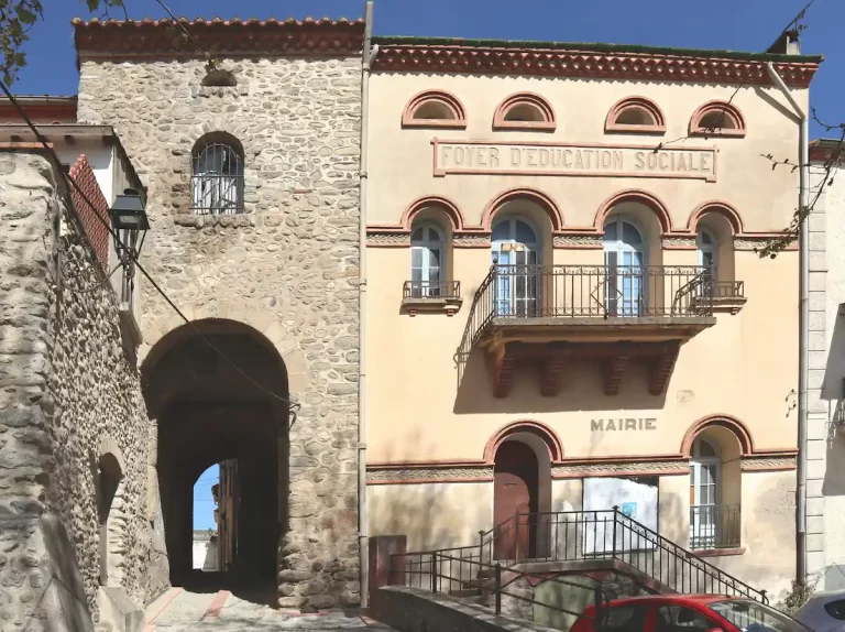 L'ancienne mairie et la porte sud de Saint-Jean-Pla-de-corts