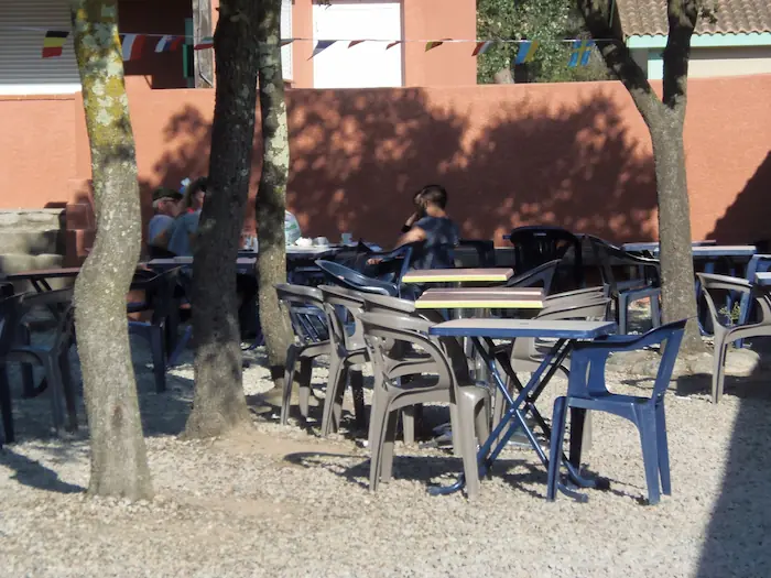 Terrasse du restaurant du camping de la Vallée dans les Pyrenees Orientales