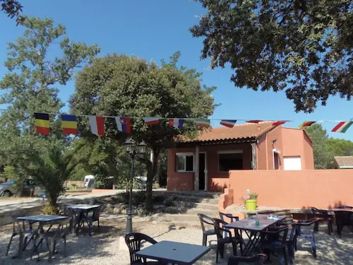 Terrasse du restaurant du camping à Saint-Jean-Pla-de-Corts