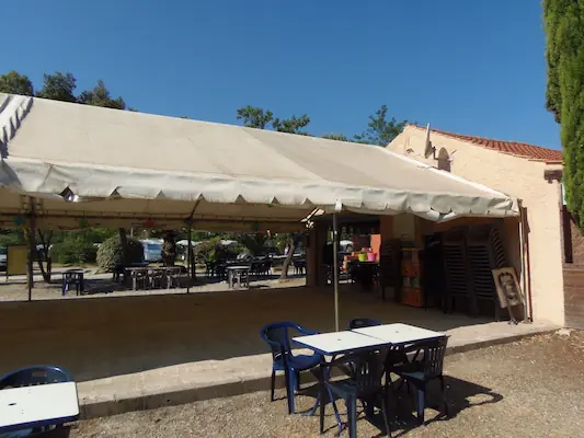 terrasse du snack au camping 3 etoiles dans les Pyrénées-Orientales