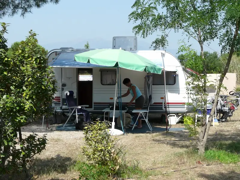 Caravane sur un emplacement de camping dans les Pyur